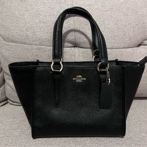 Coach bad. Zipper and pouch inside.